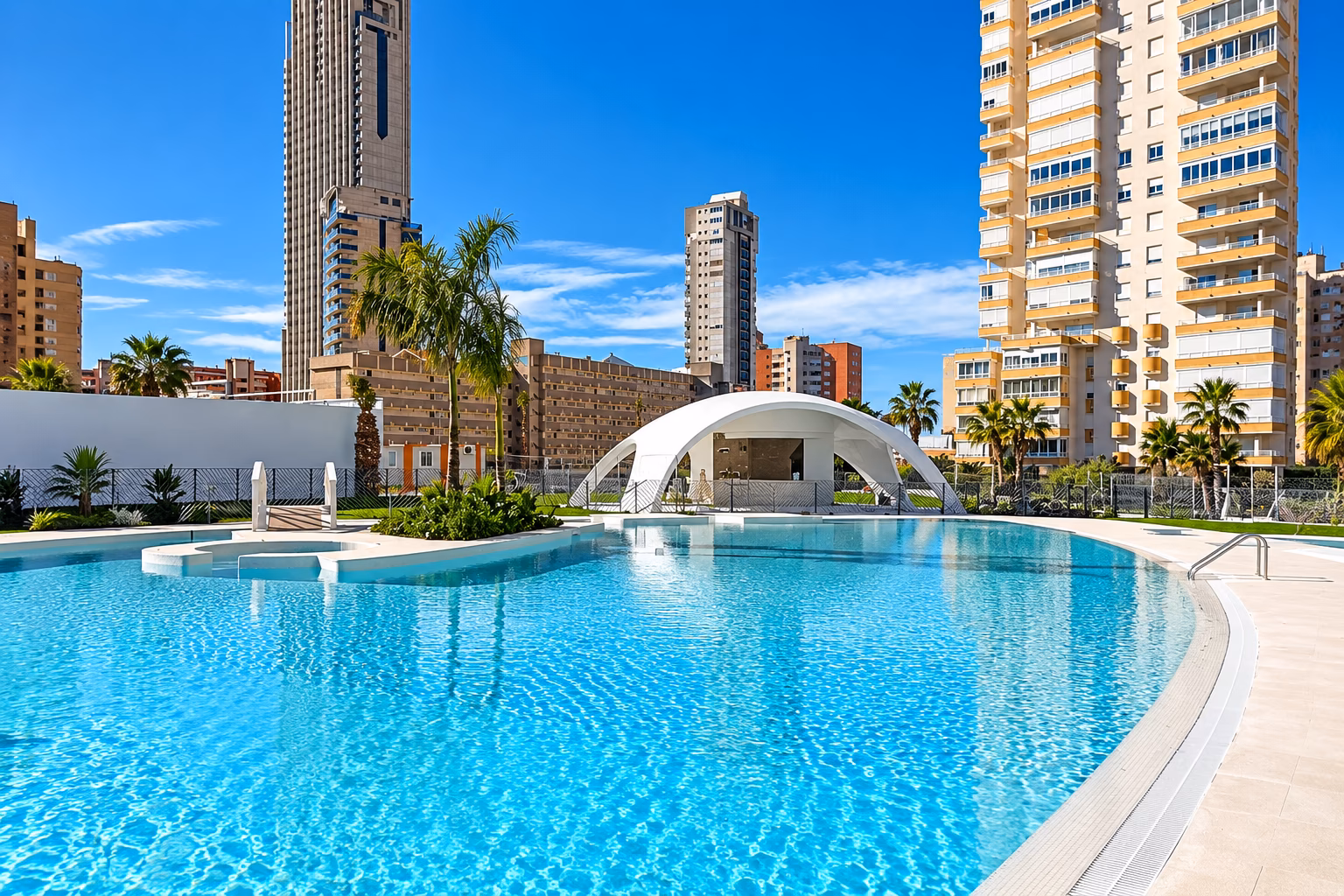 Piscina comunitaria con un pabellón blanco en forma de cúpula