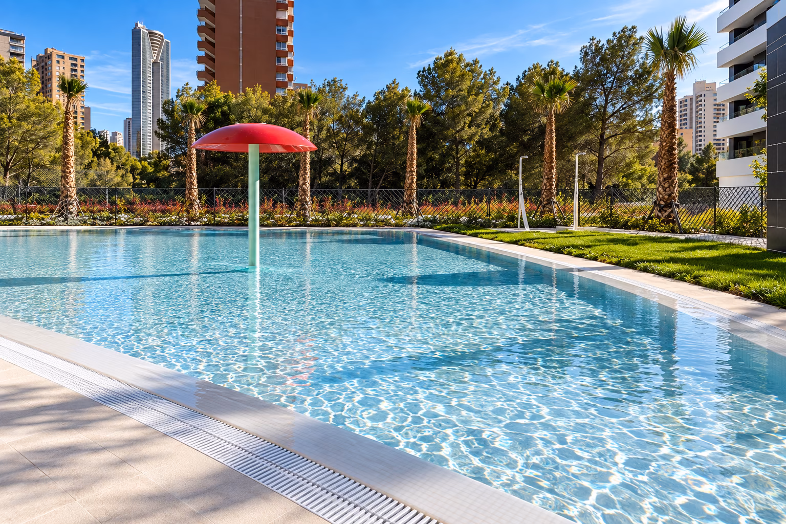 Piscina infantil con fuente en forma de seta