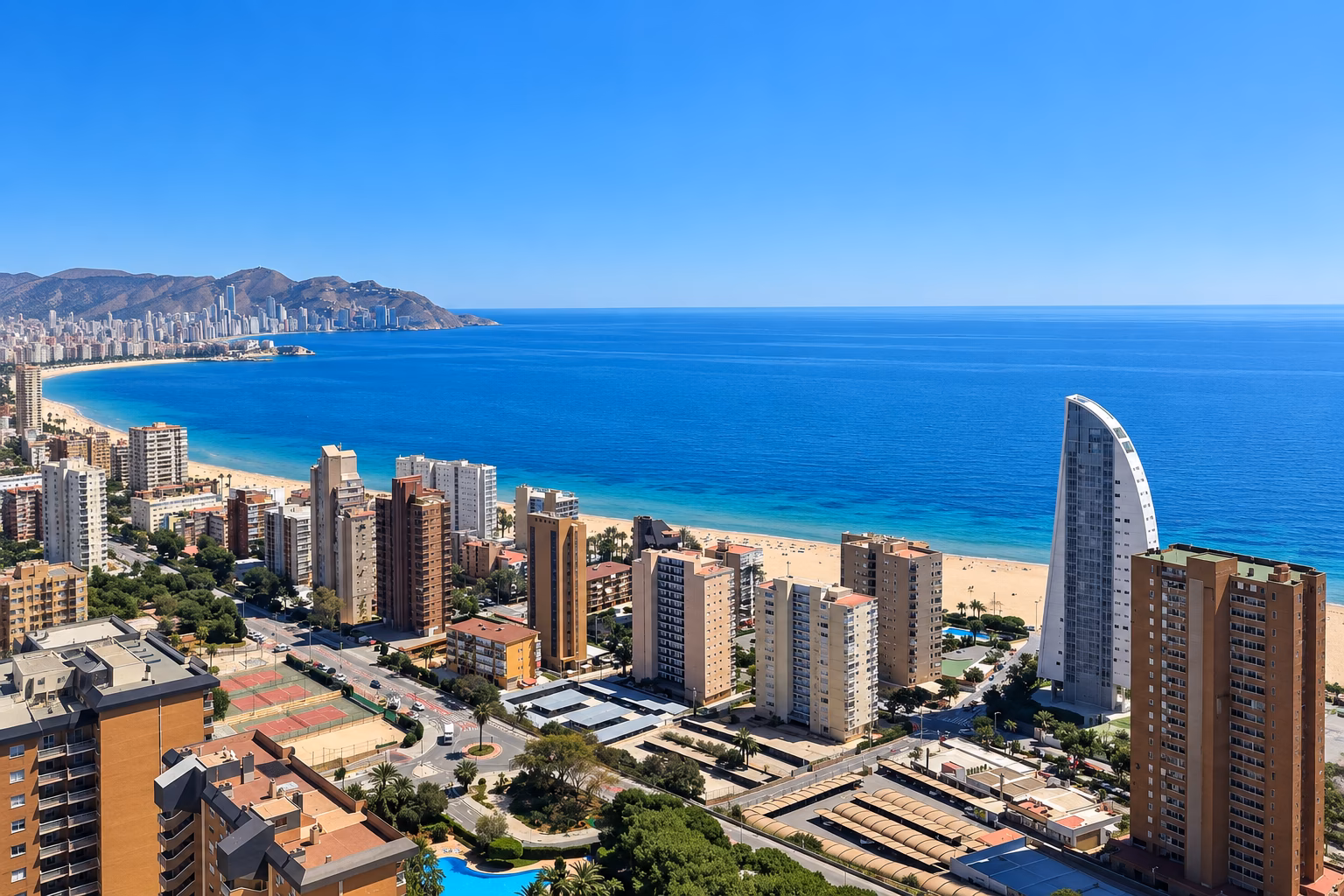 Vista aérea de la bahía de Benidorm, su playa y sus rascacielos