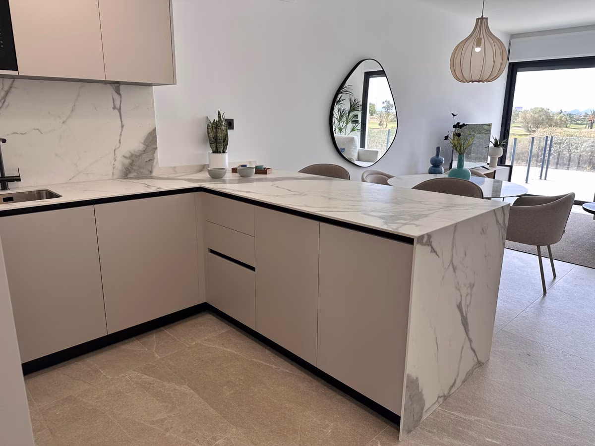 Offene Küche mit Wohnbereich in einer Villa von Best Mediterráneo