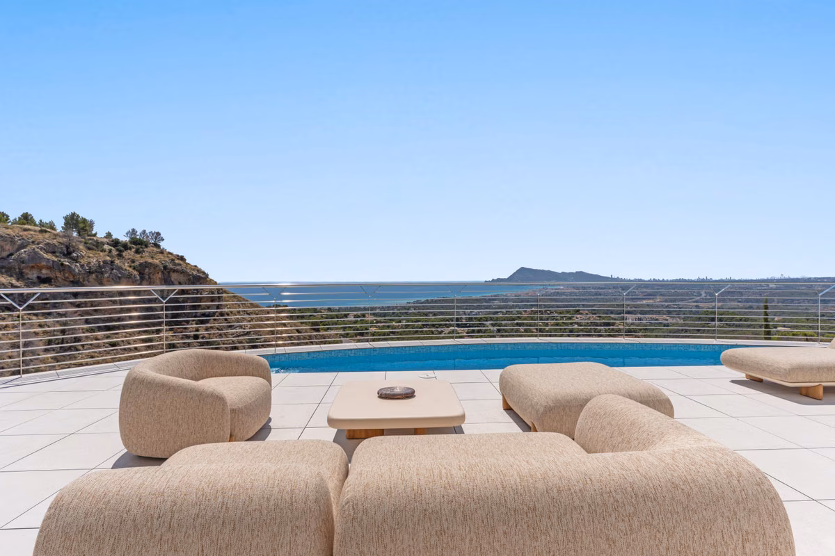 Blanc Altea — Villa de cuatro niveles con ascensor y piscina privada en Altea Hills 1