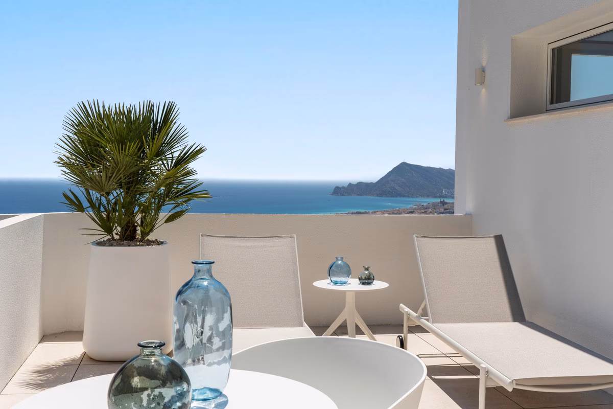 Terraza en la cubierta con palmera, tumbonas y vistas al mar