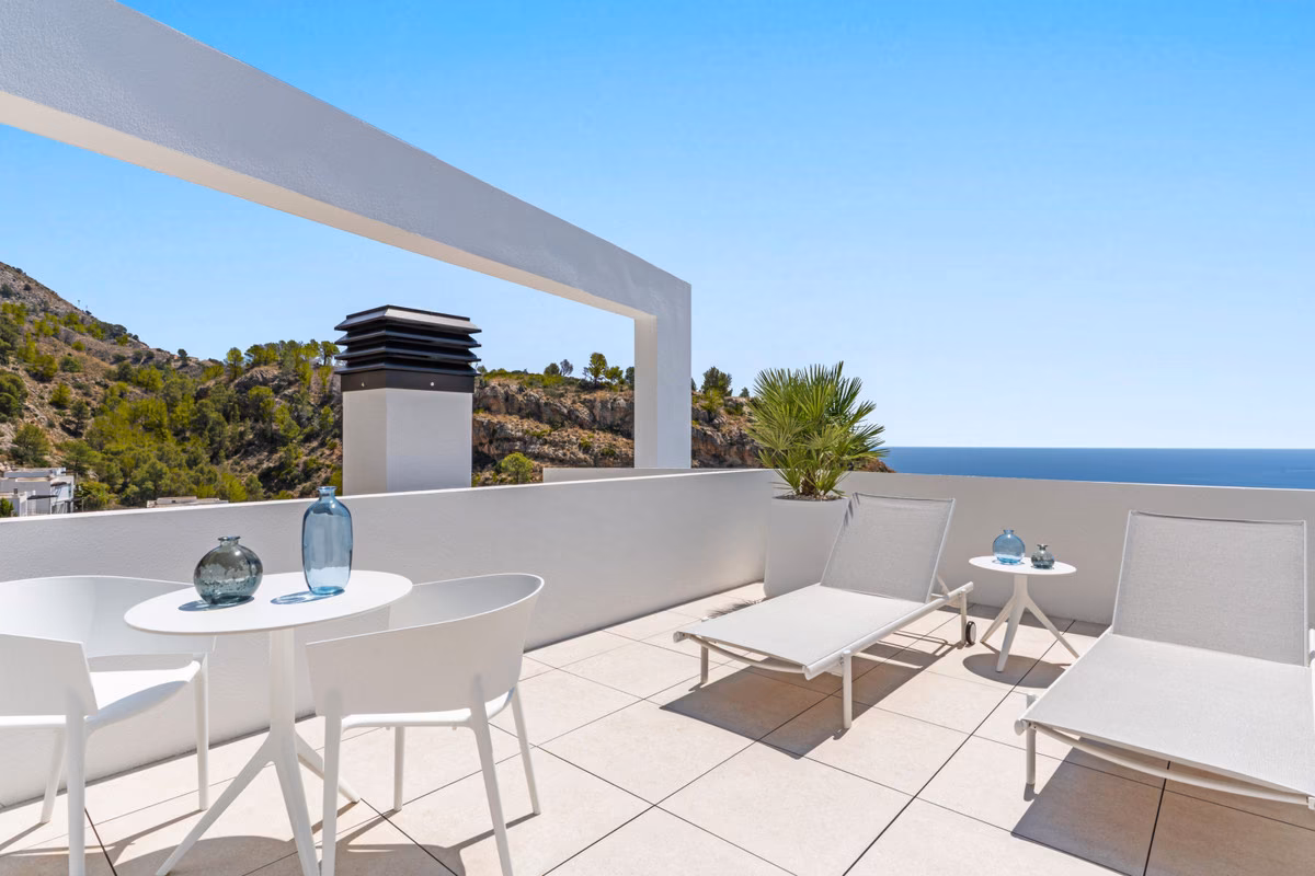 Terraza bajo pérgola con tumbonas