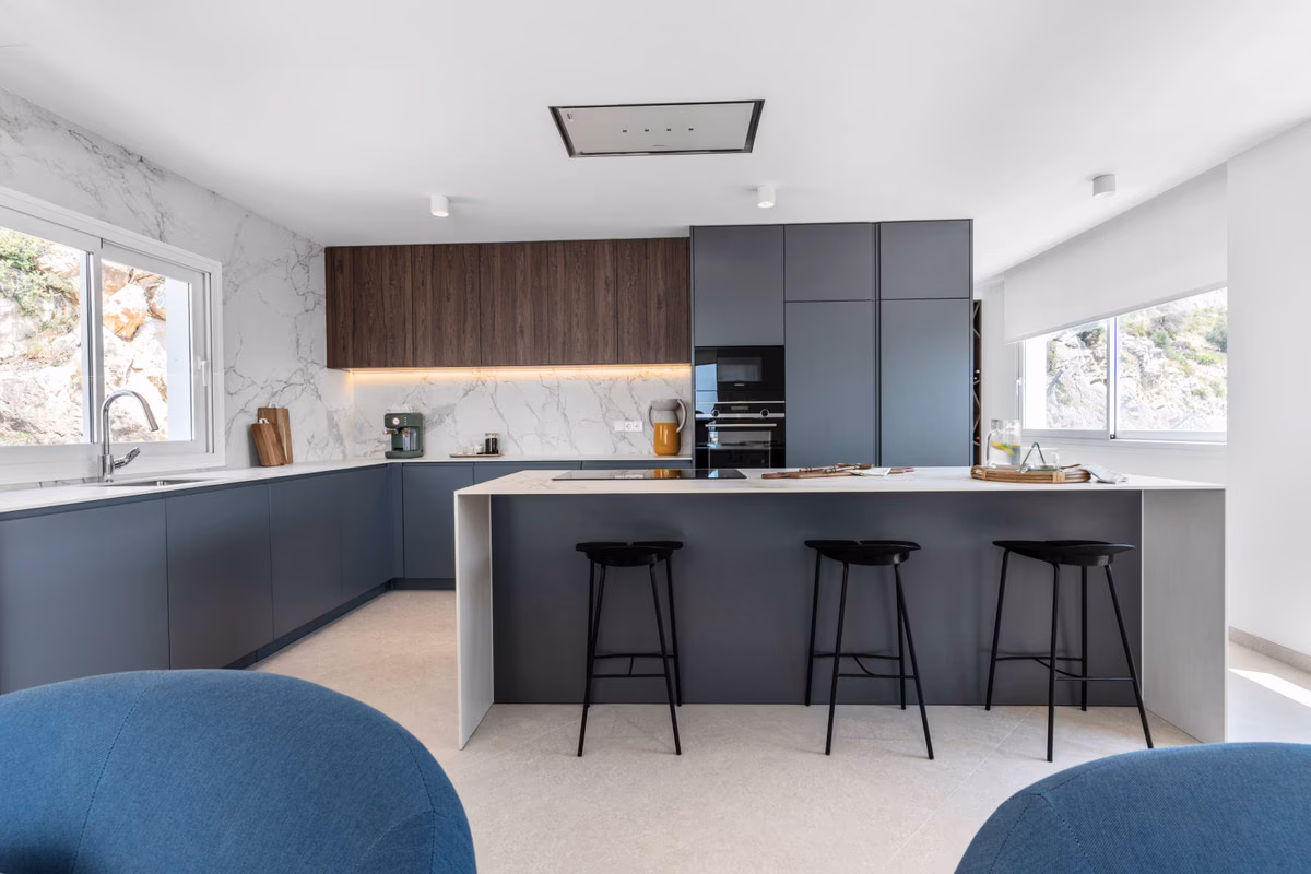Cocina con isla y taburetes