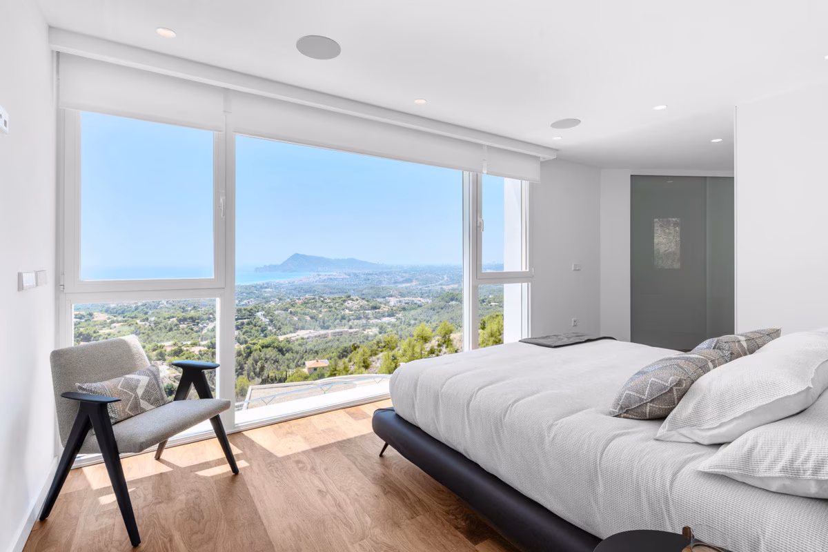 Dormitorio con ventana a la bahía