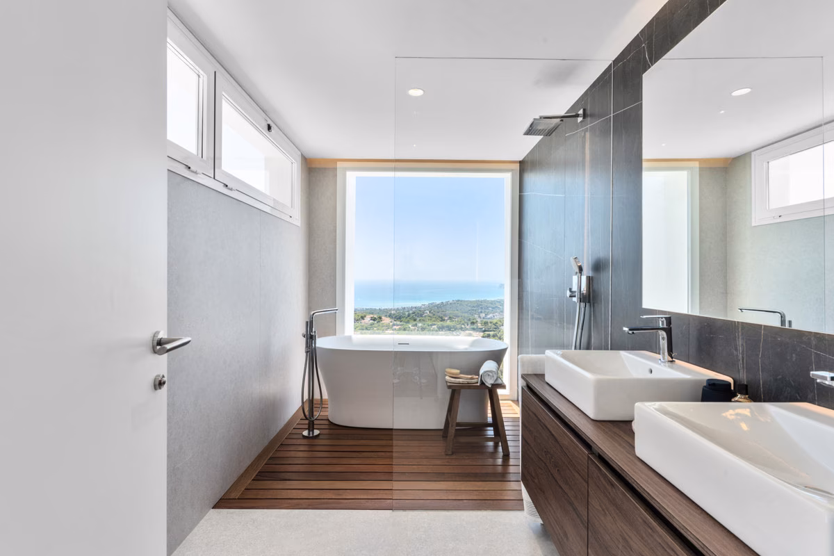 Baño con bañera exenta y ventana con vistas