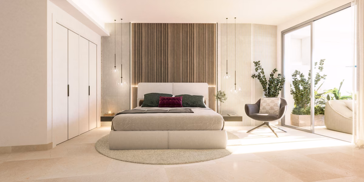 Helles Schlafzimmer mit Golfblick