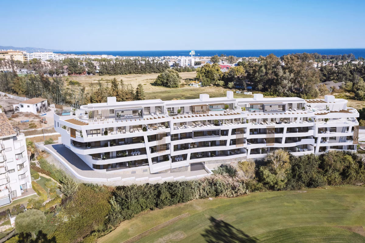 Helles Schlafzimmer mit Golfblick