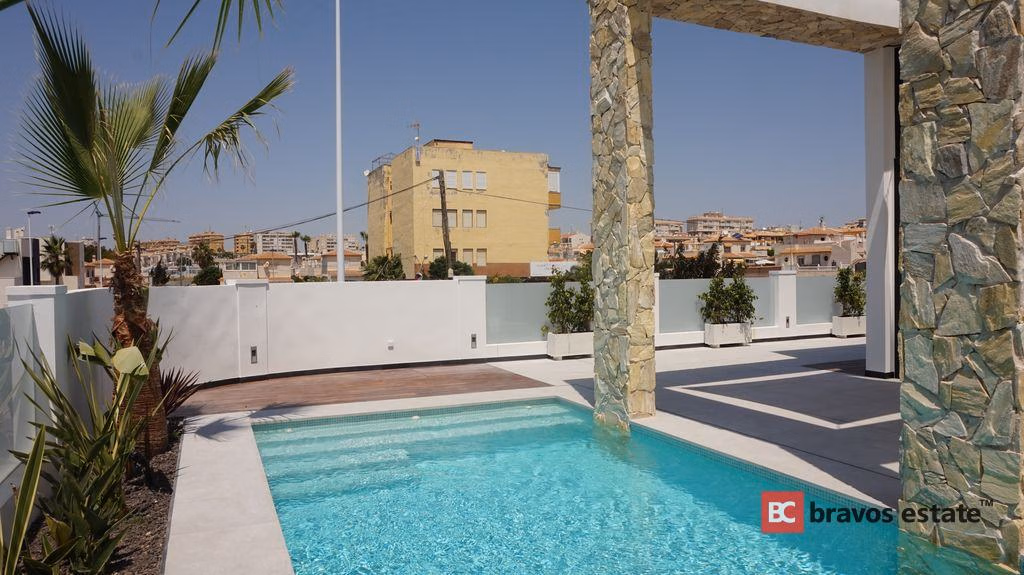 Beachside 4-Bedroom Villa in Torrevieja · 200 m² - 12