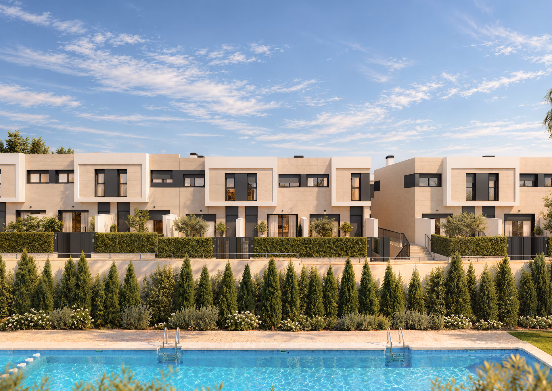 Façades des maisons au-dessus de la piscine commune de Portaitana