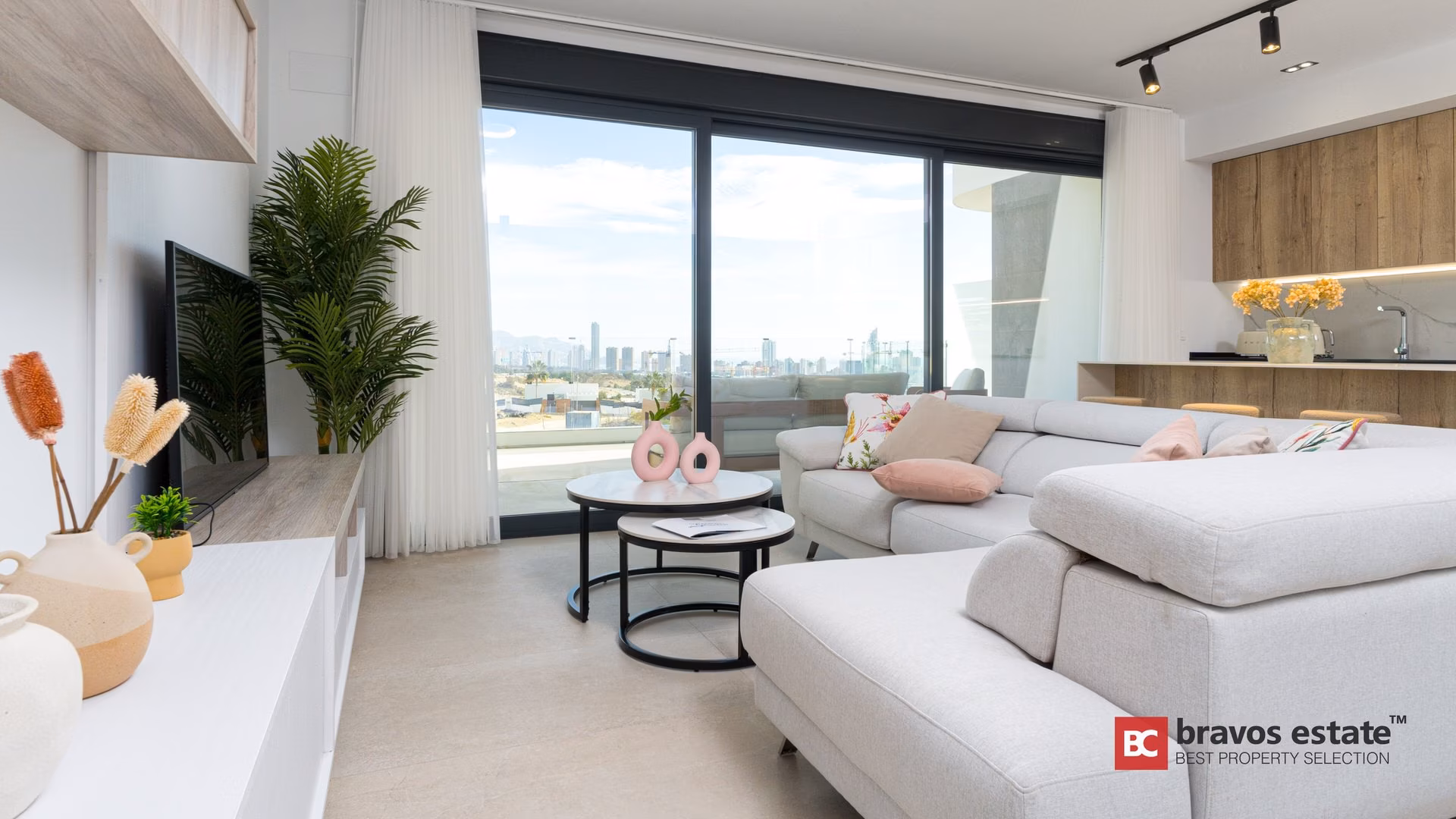 Séjour-salle à manger ouvert avec vue mer et sur les tours dans un appartement témoin de Camporrosso