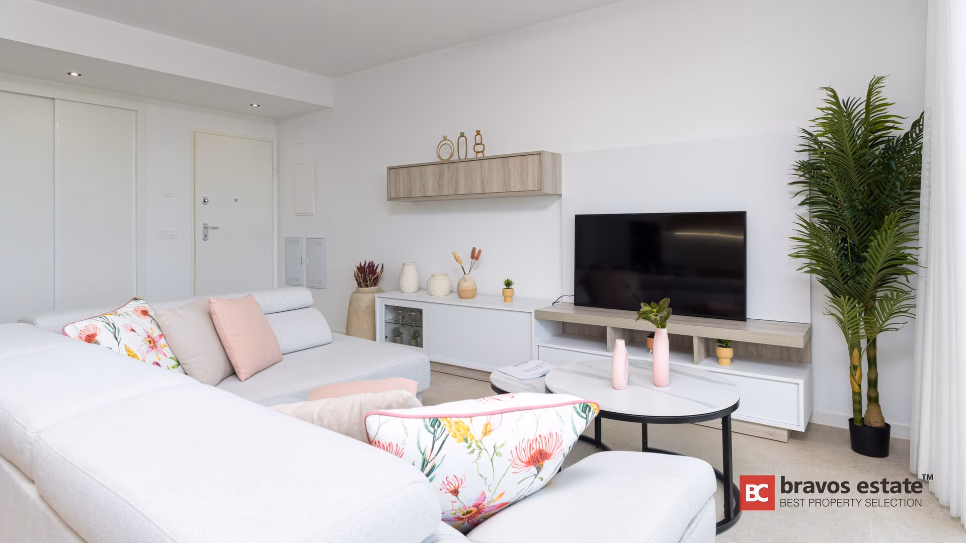 Séjour lumineux avec mur TV dans un appartement témoin de Camporrosso
