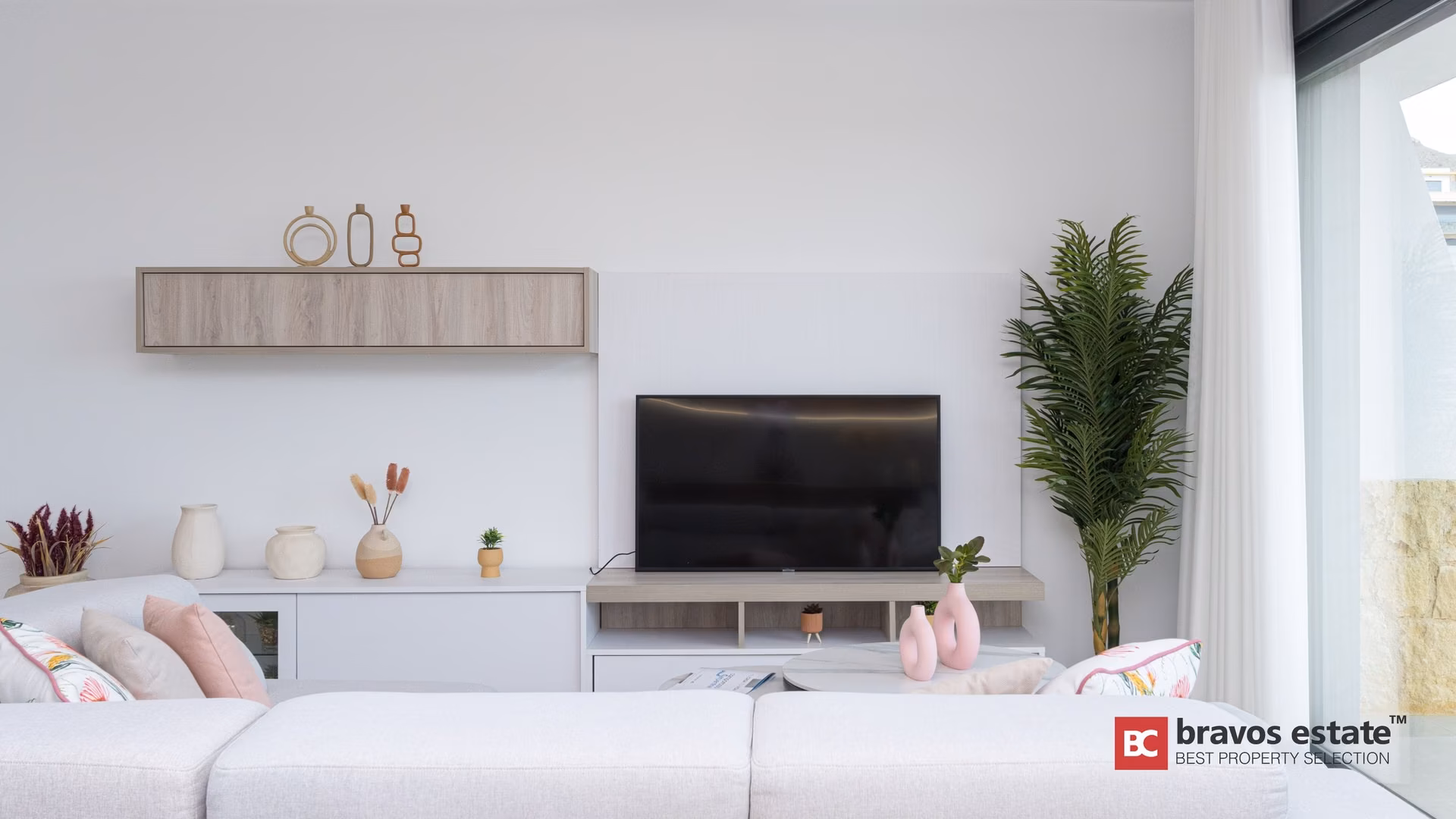 Séjour avec canapé et meuble TV dans un appartement témoin de Camporrosso
