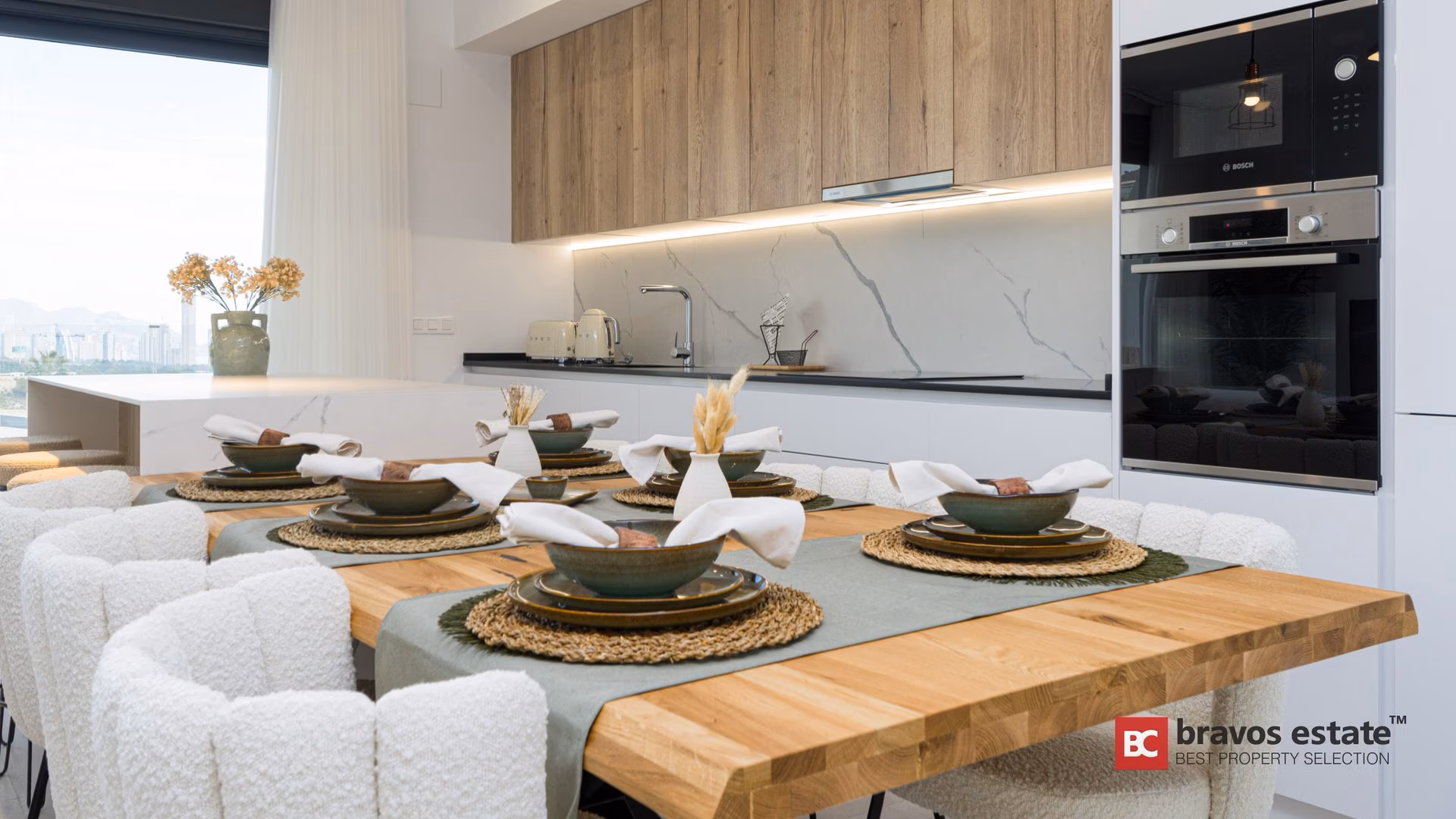 Table à manger dans la cuisine ouverte d’un appartement témoin de Camporrosso