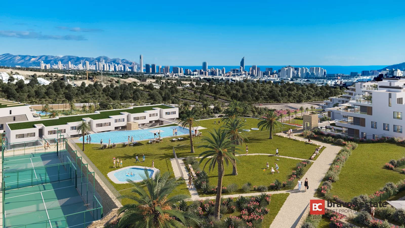 Vue aérienne de la piscine, des pelouses et des palmiers de Camporrosso face à Benidorm