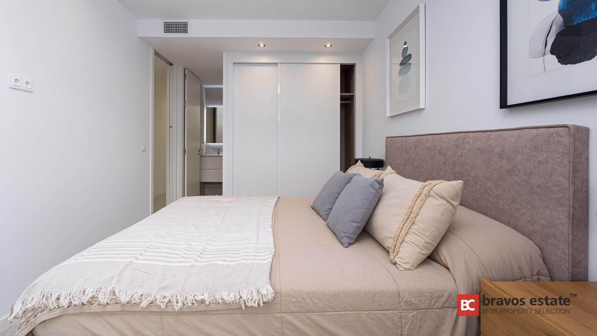 Chambre double avec placard intégré dans un appartement témoin de Camporrosso