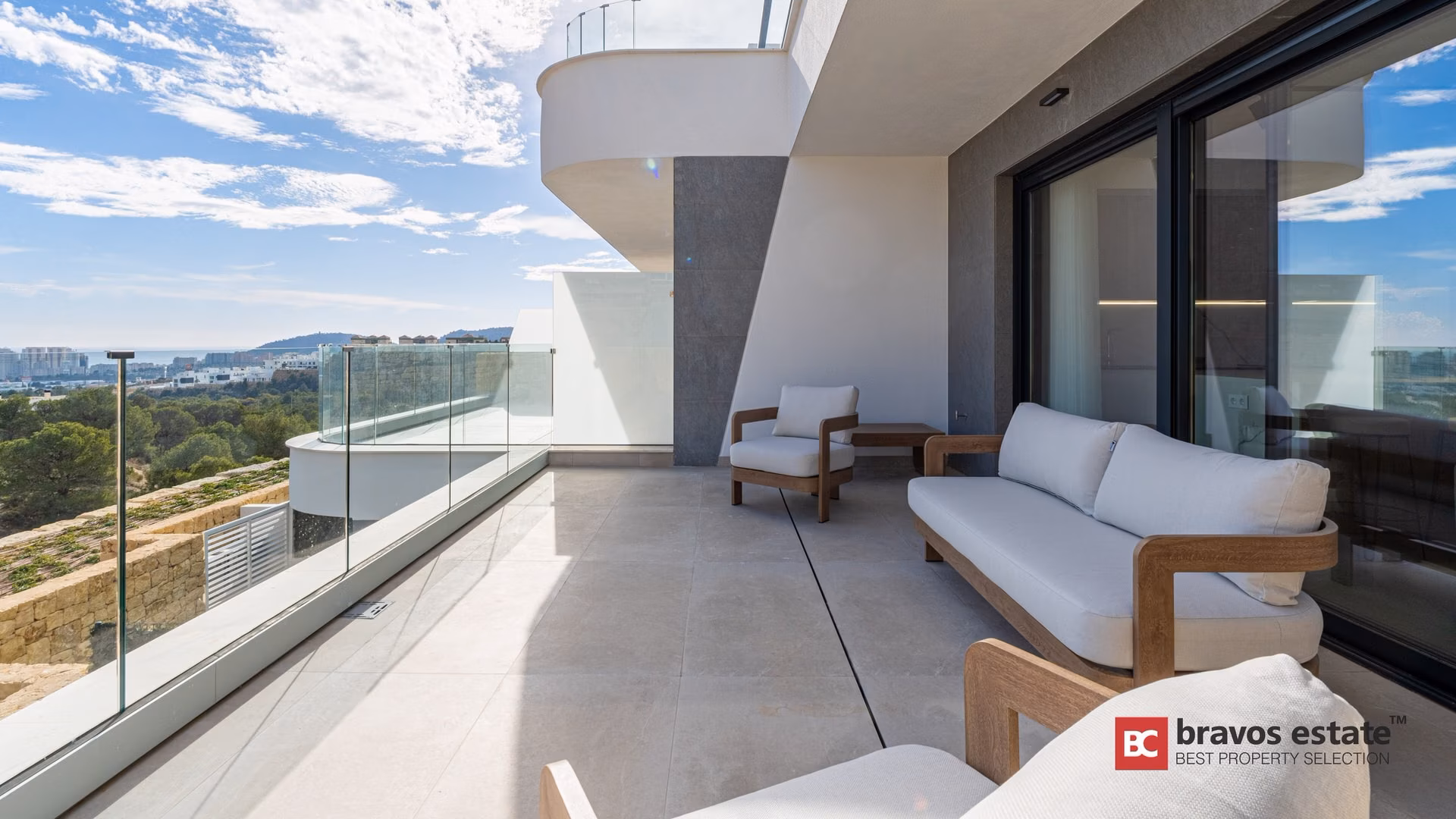 Terrasse avec garde-corps vitré et vue sur Finestrat et Benidorm