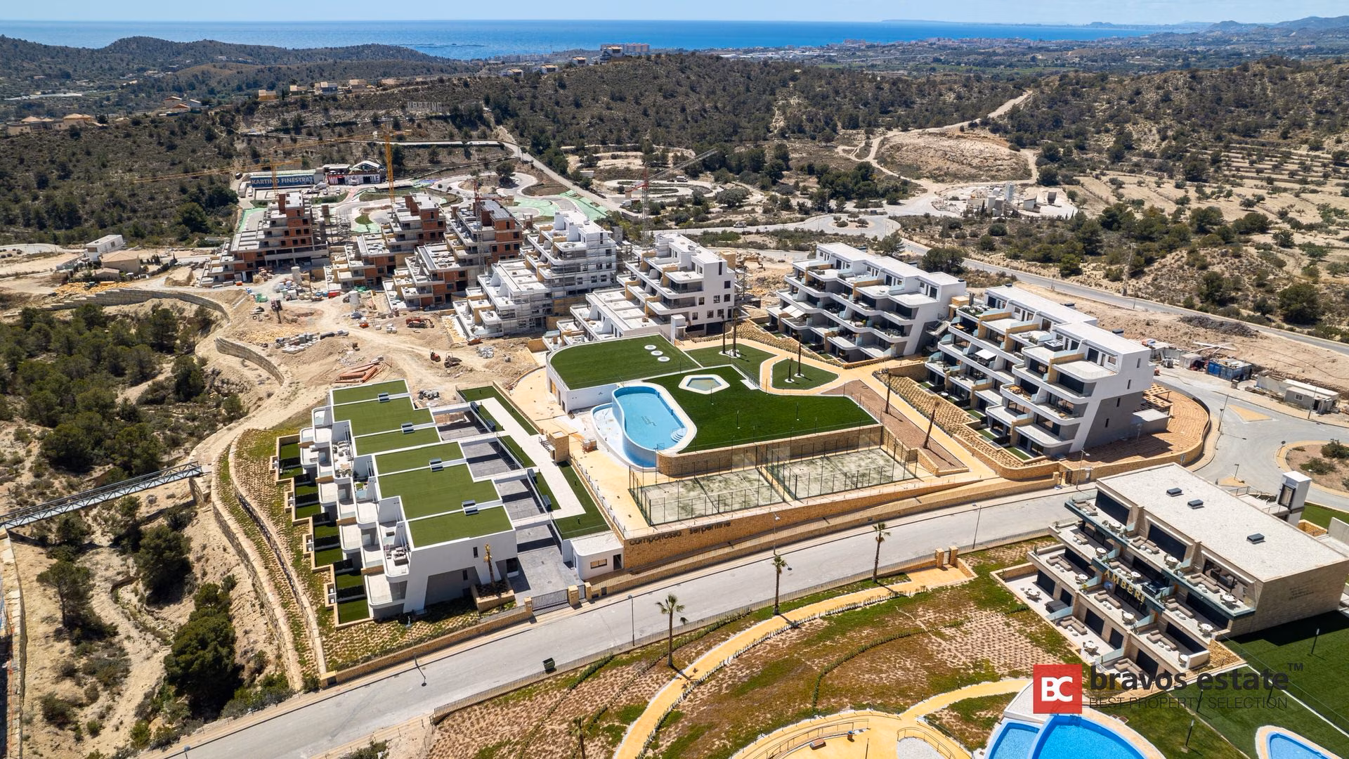 Vue par drone des immeubles de Camporrosso avec piscines, Finestrat