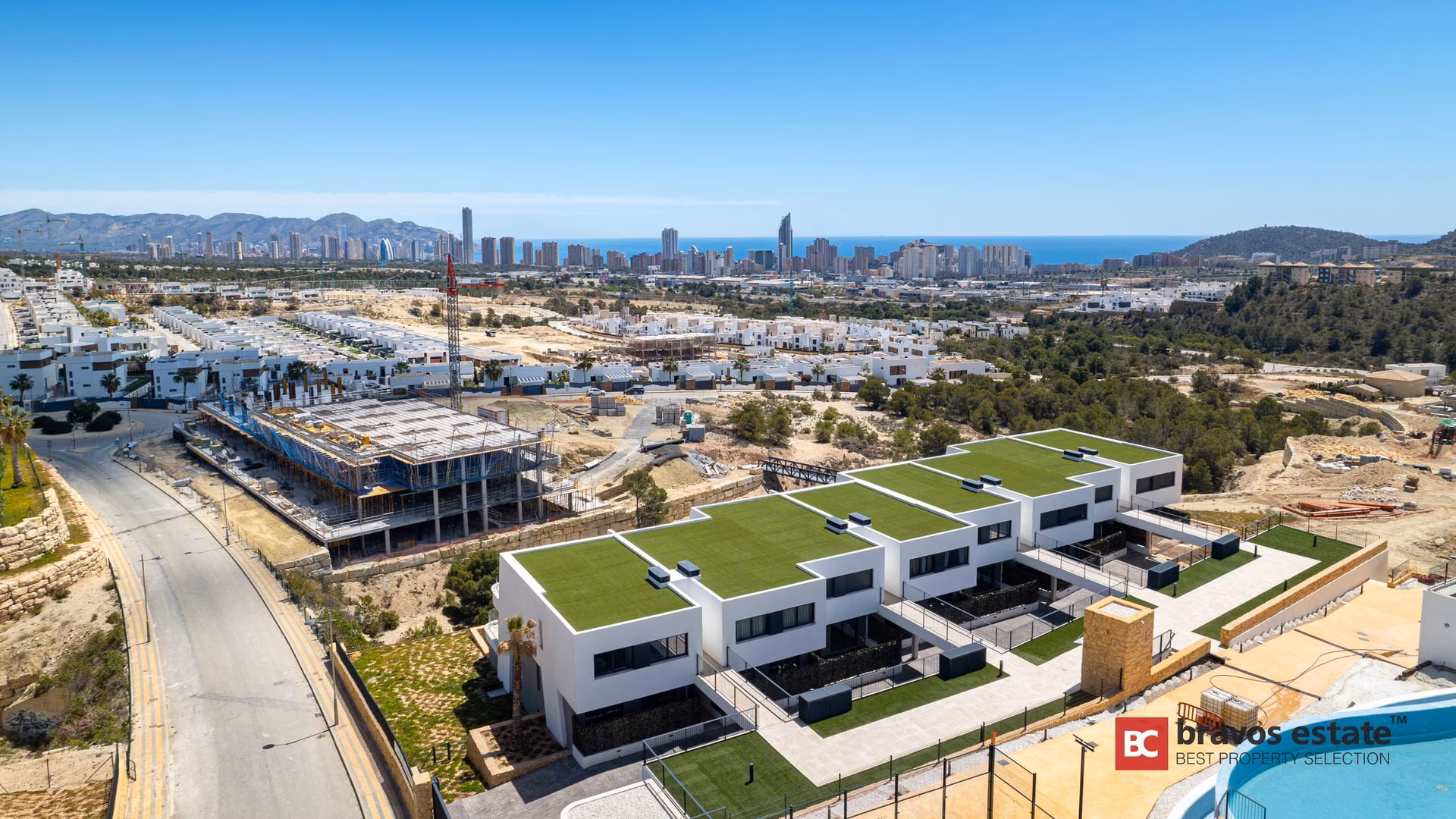Vue par drone de Camporrosso vers les tours de Benidorm