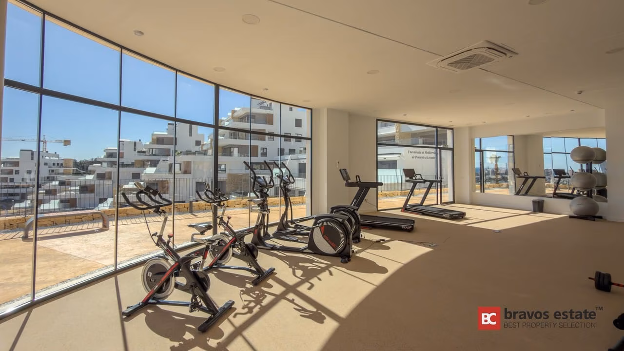 Salle de sport avec baies panoramiques à Camporrosso Serpentine