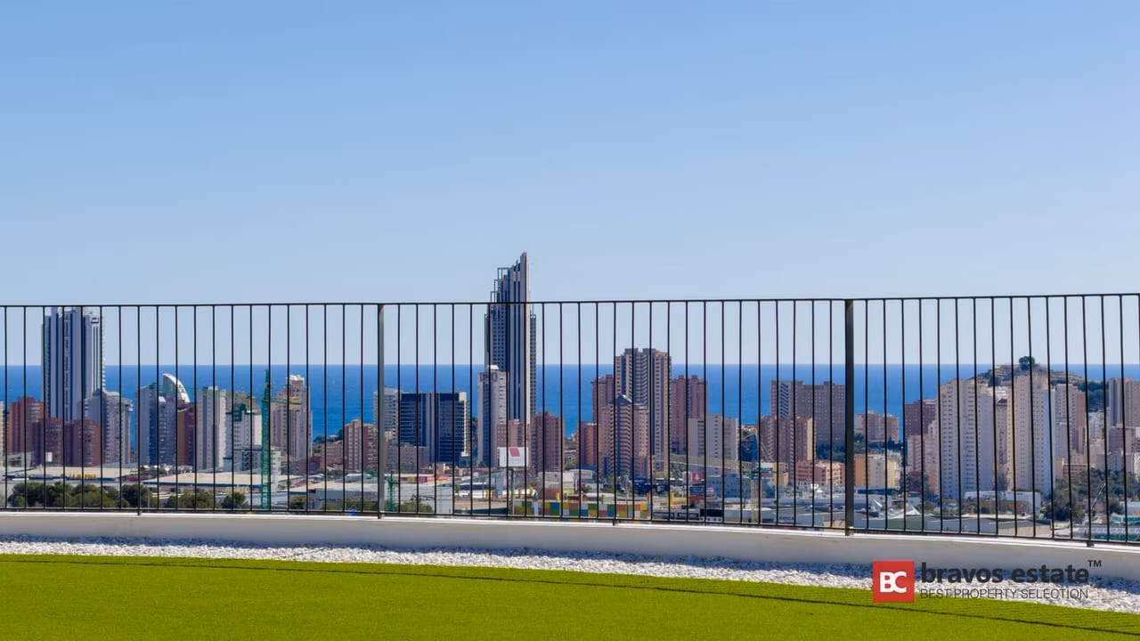 Vue sur les tours de Benidorm et la mer depuis Camporrosso Serpentine