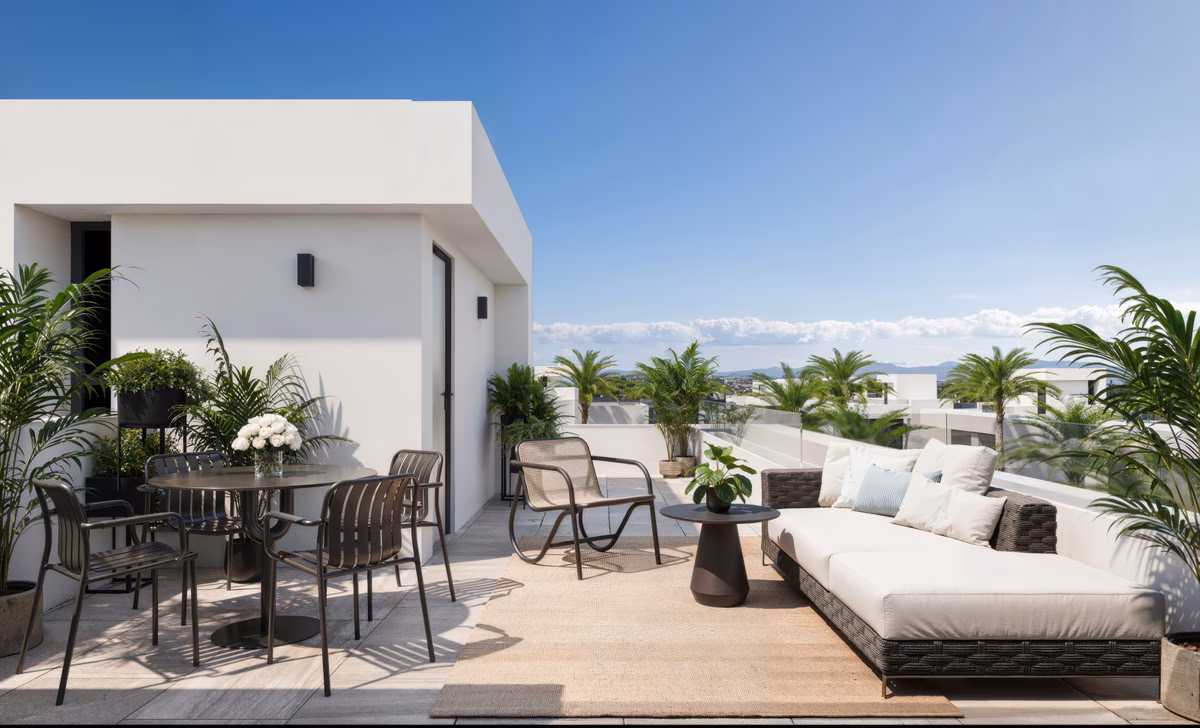 Rooftop solarium with dining and lounge