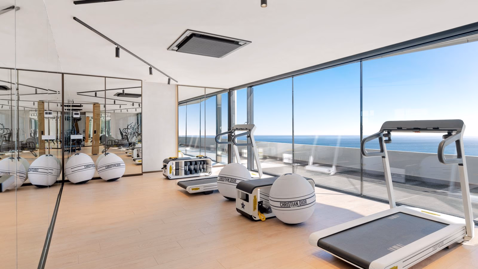 Salle de sport résidents avec vue panoramique sur la mer