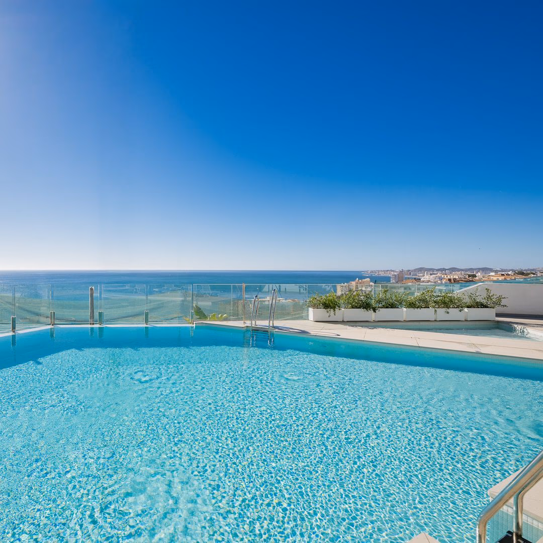Piscine à débordement face à la Méditerranée