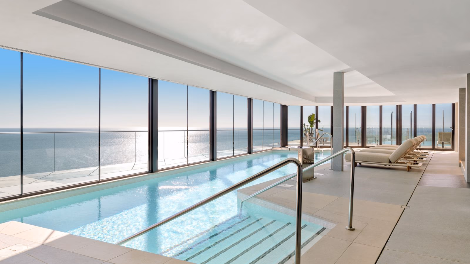 Piscine intérieure avec vue sur la mer