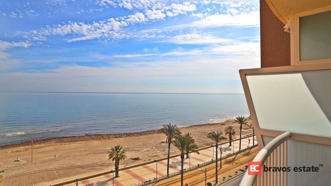 Beachside 2-Bedroom Apartment in Alicante - 11