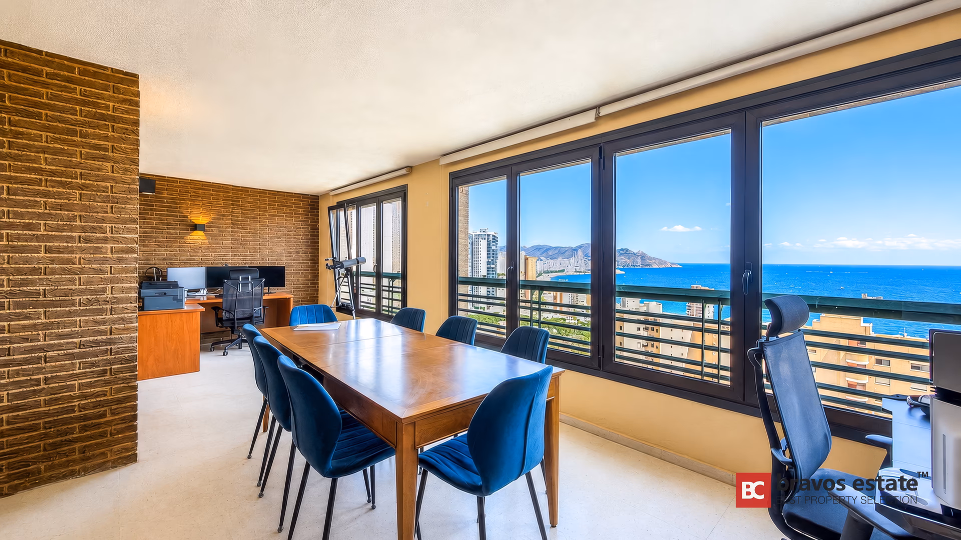 Zona de comedor con ventanales panorámicos sobre Poniente