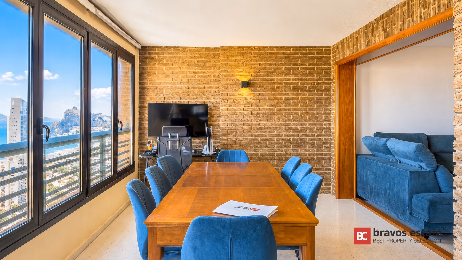 Comedor con zona de TV y vistas a la costa