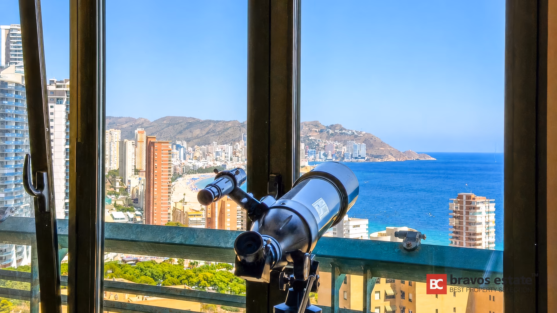 Vista desde la ventana a la playa de Poniente y el skyline