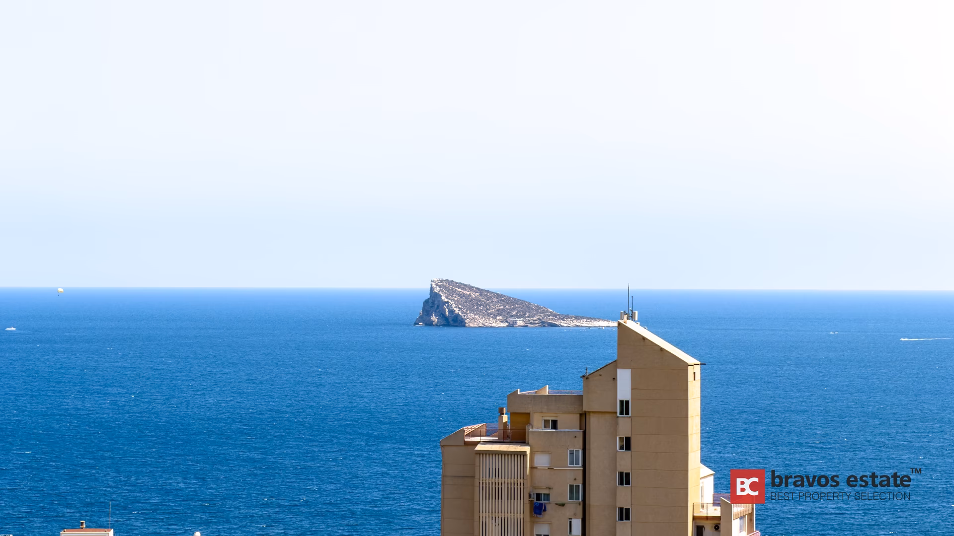 Vista despejada al mar con la isla de Benidorm