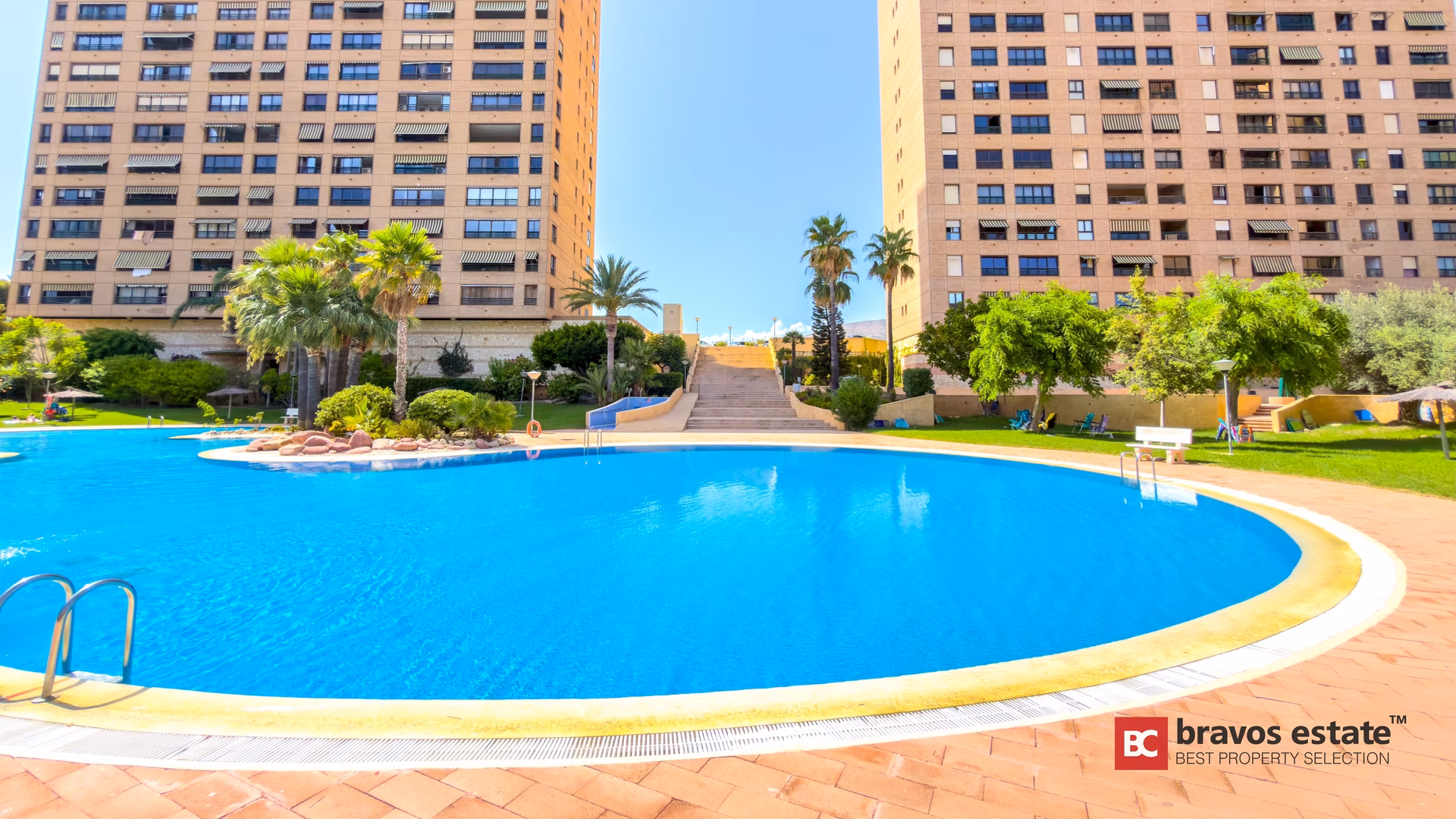 Gran piscina comunitaria entre las torres de Coblanca