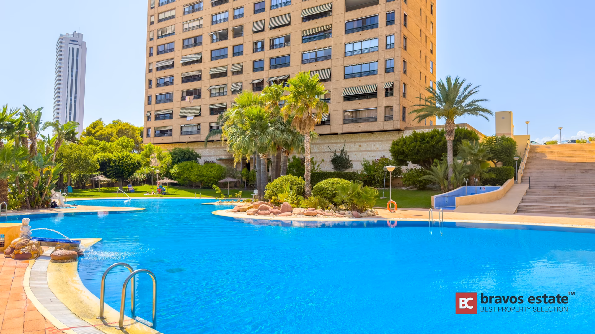 Zona de piscina al pie del edificio