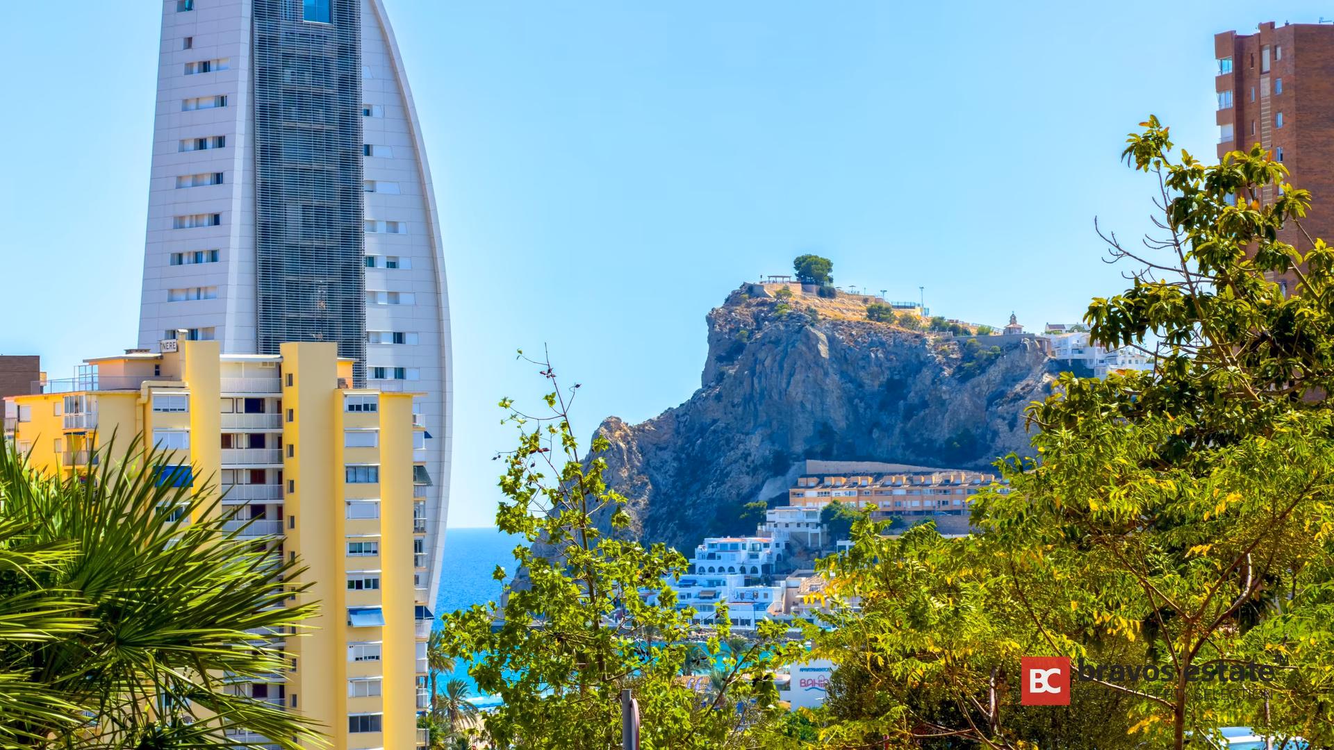 Vista hacia el peñón de La Cala y las torres de Benidorm