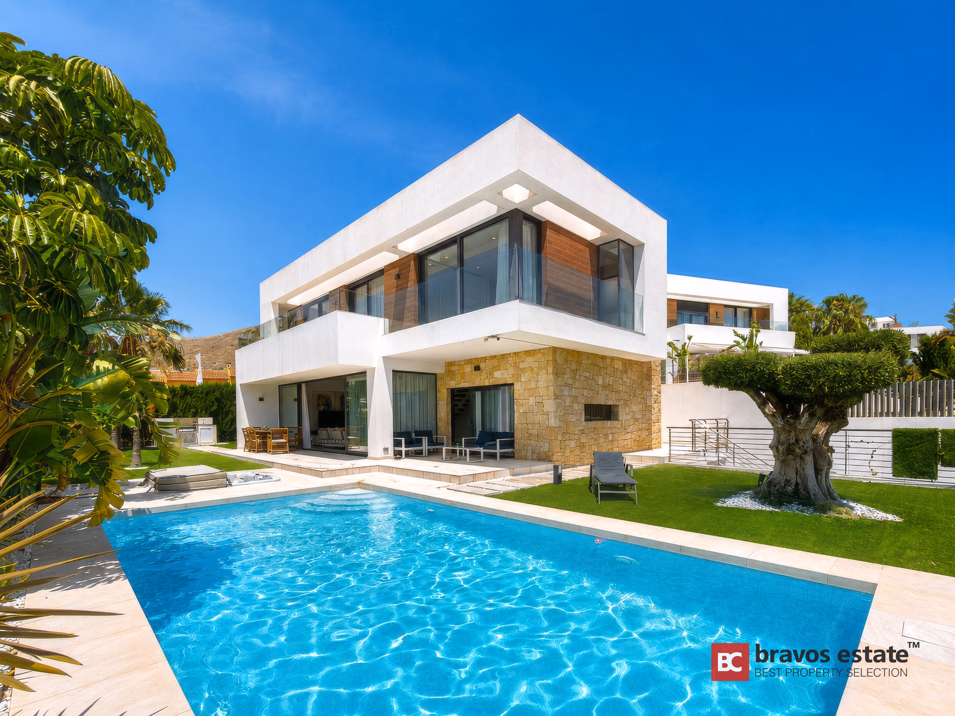 Façade blanche et moderne de la villa avec piscine privée