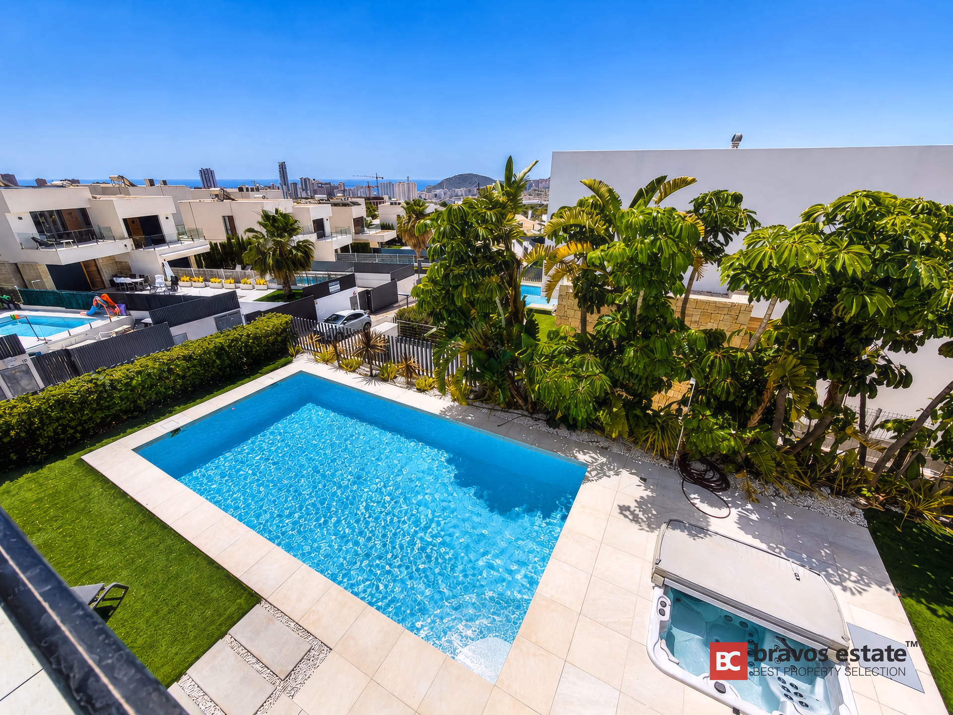 La villa et sa piscine dominant la Méditerranée