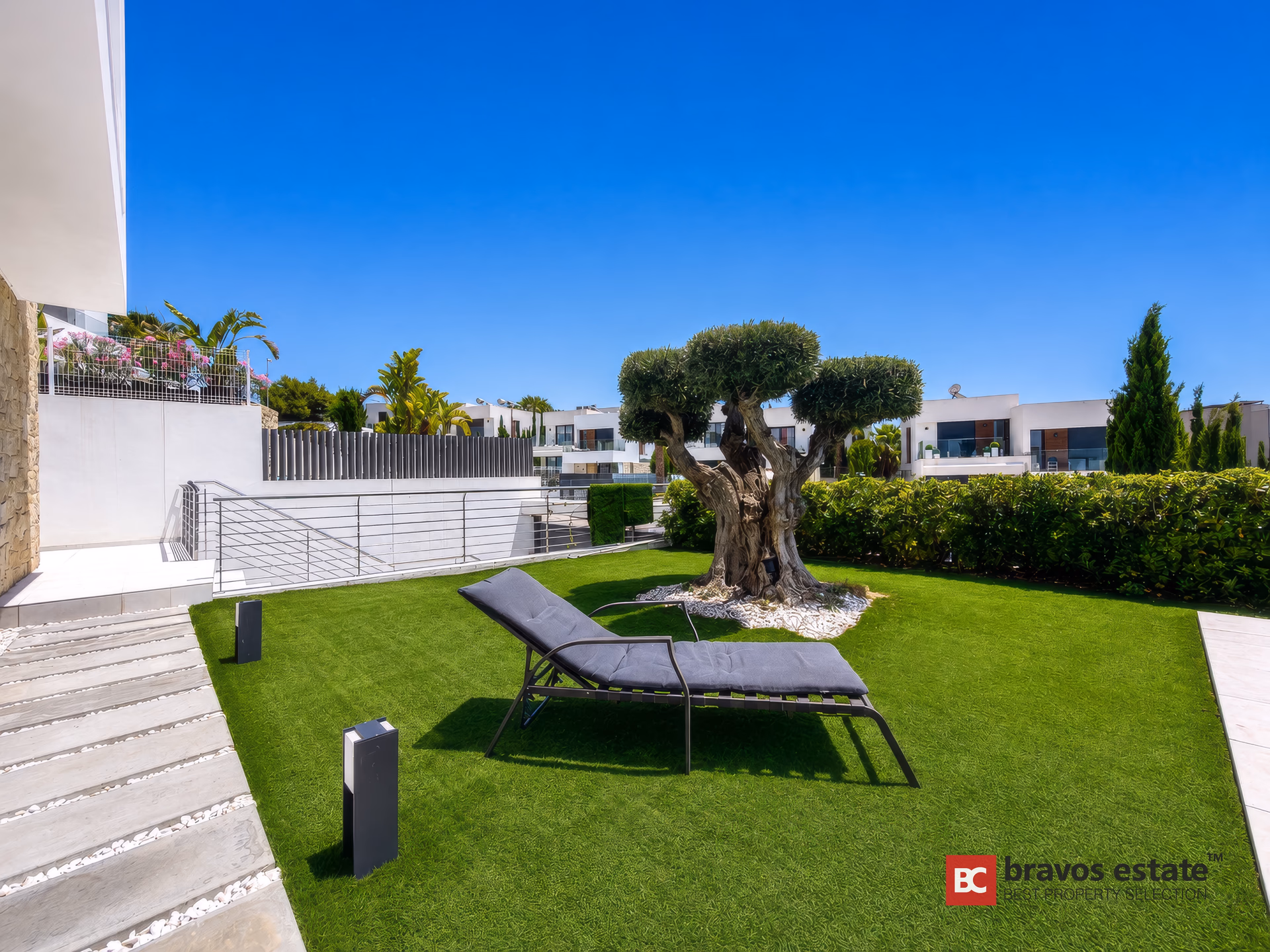 Jardin paysager et piscine aux abords de la villa