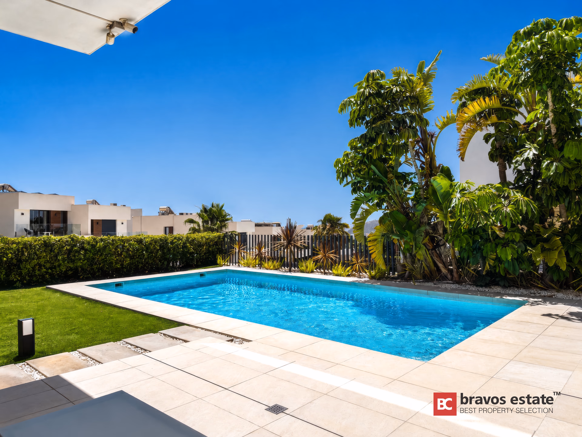 Terrasse au bord de la piscine avec vue dégagée sur la mer