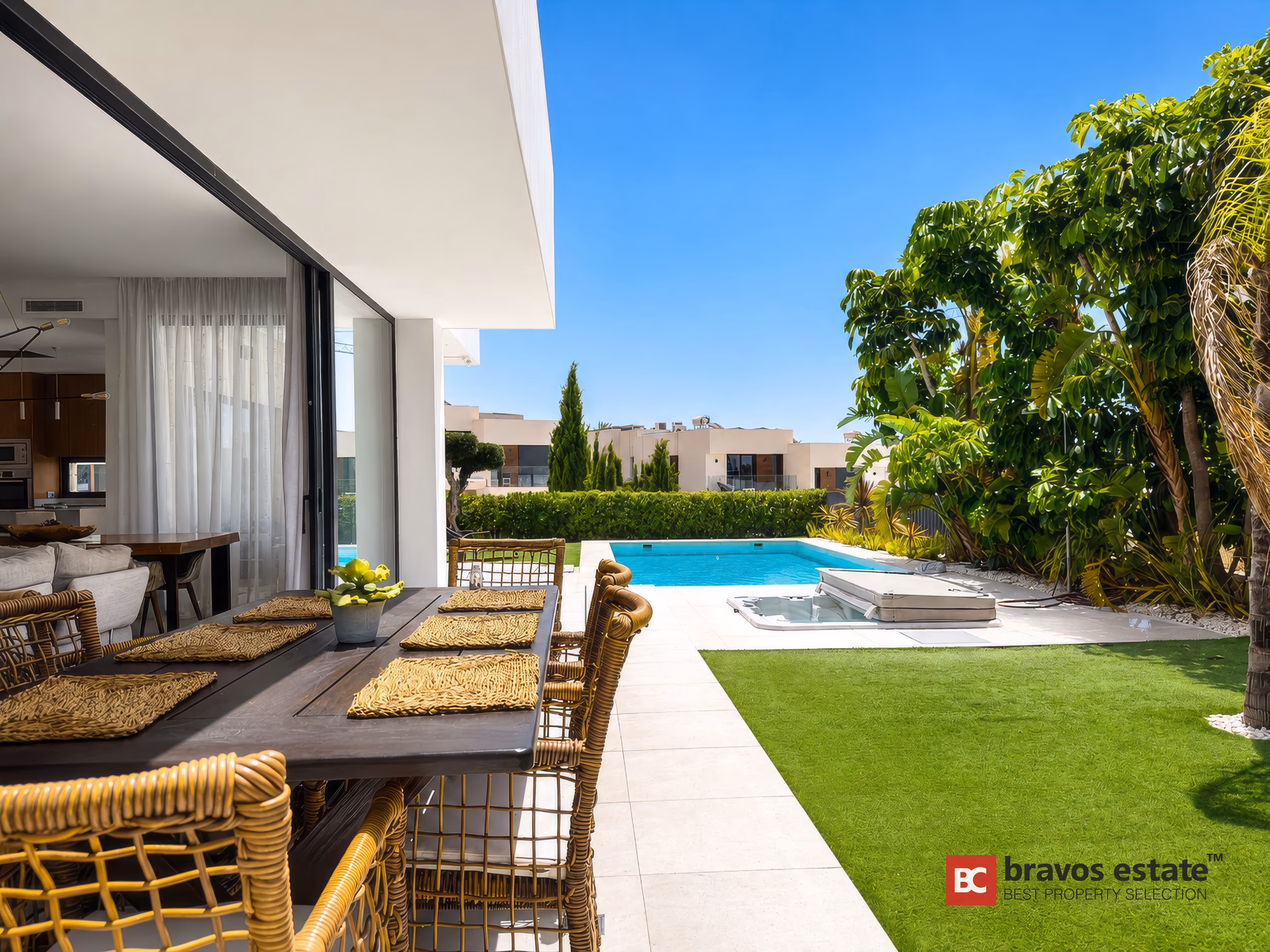 Terrasse ombragée avec chaises longues au bord de la piscine