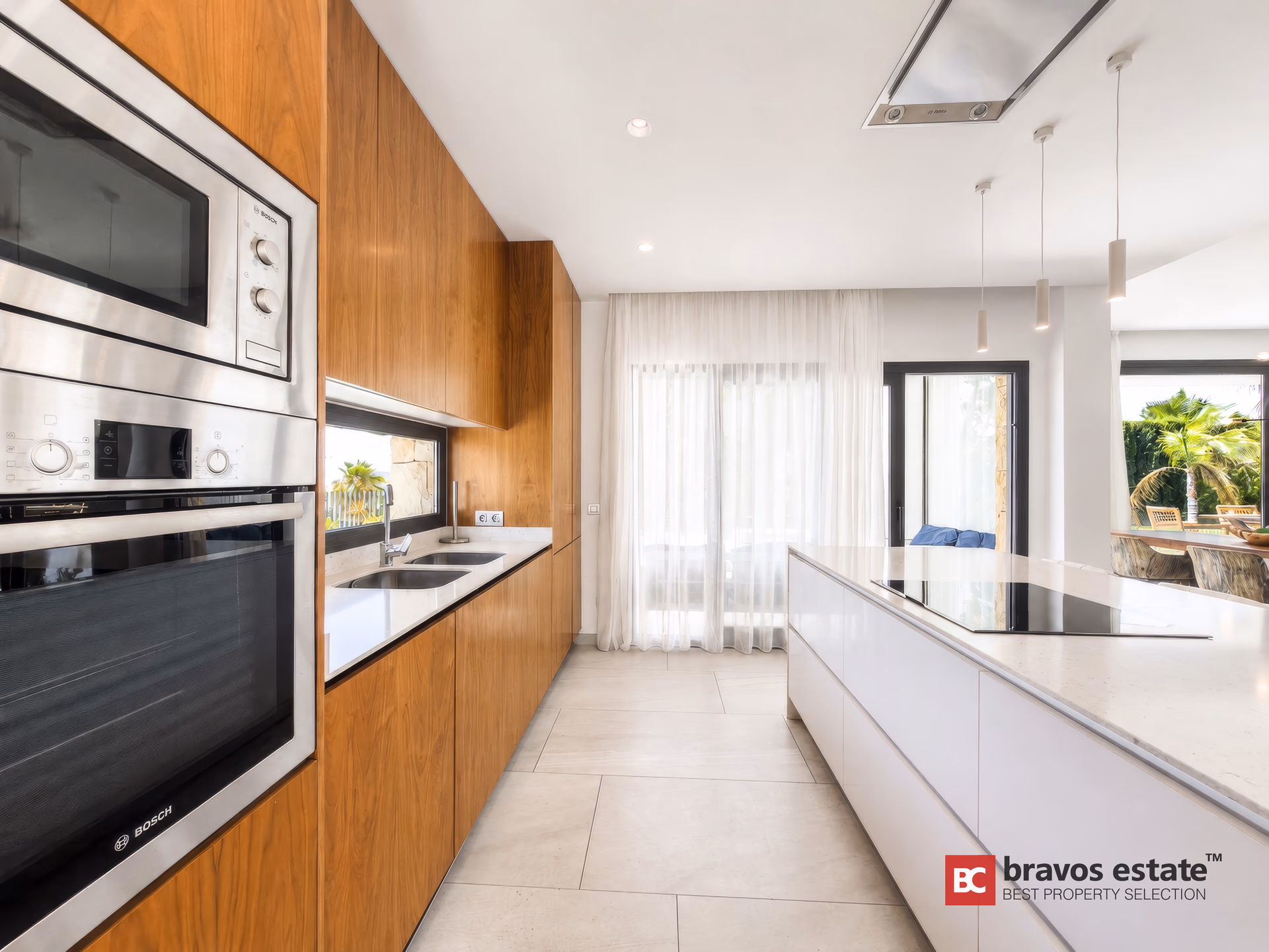 Cuisine contemporaine avec îlot central et électroménager encastré