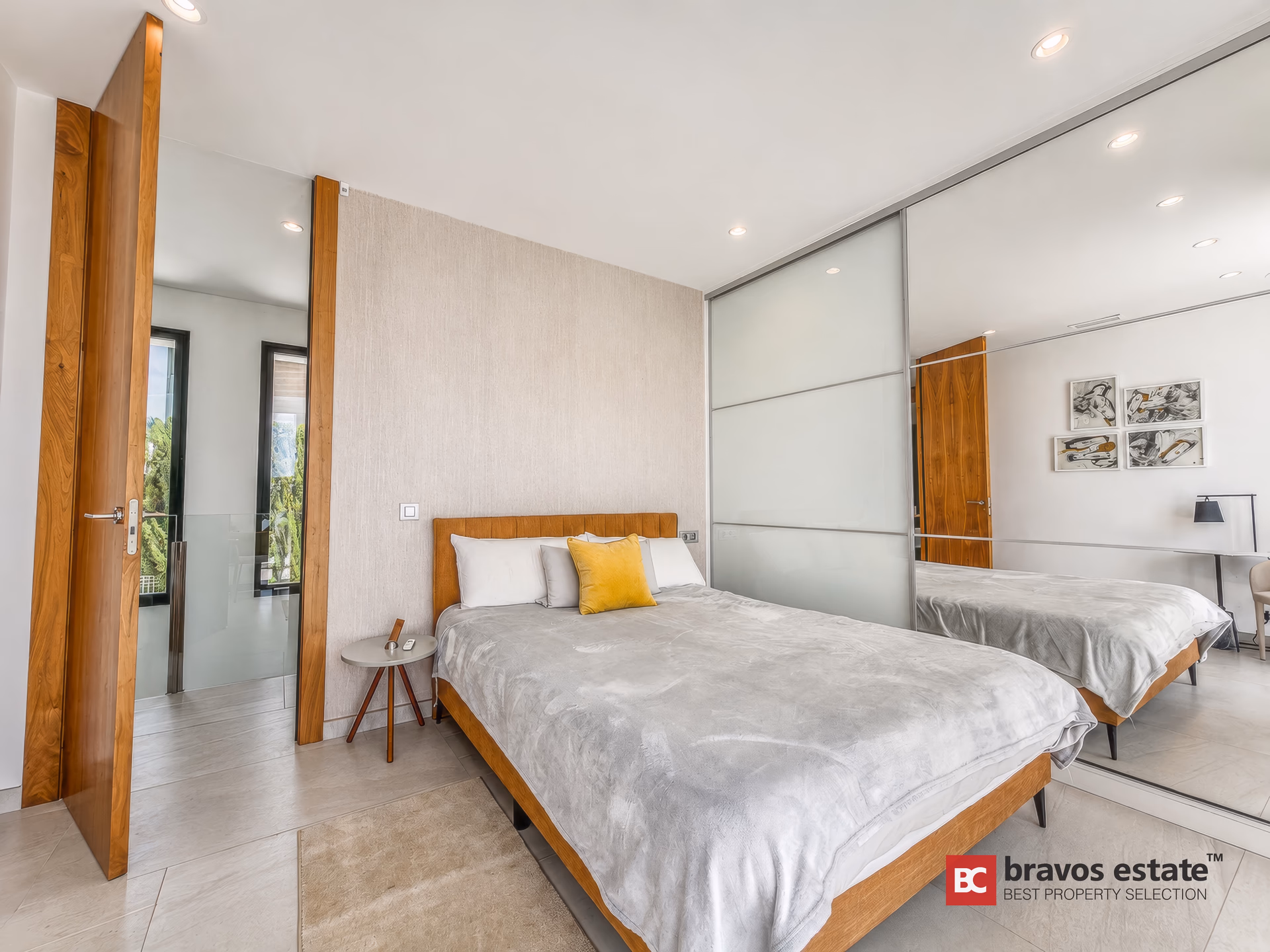 Chambre double avec placards intégrés et accès au jardin