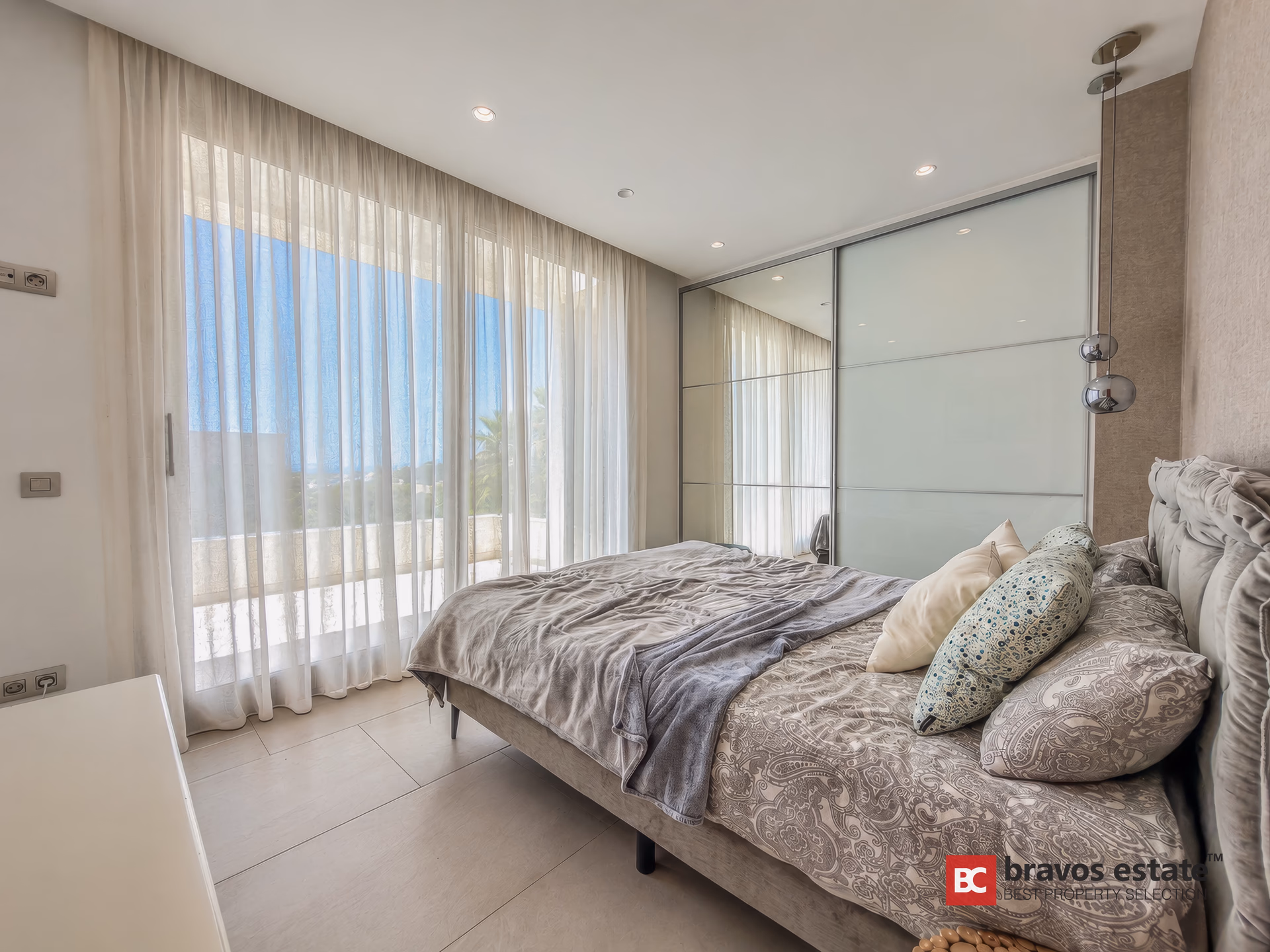 Lumineuse chambre double avec baies vitrées du sol au plafond