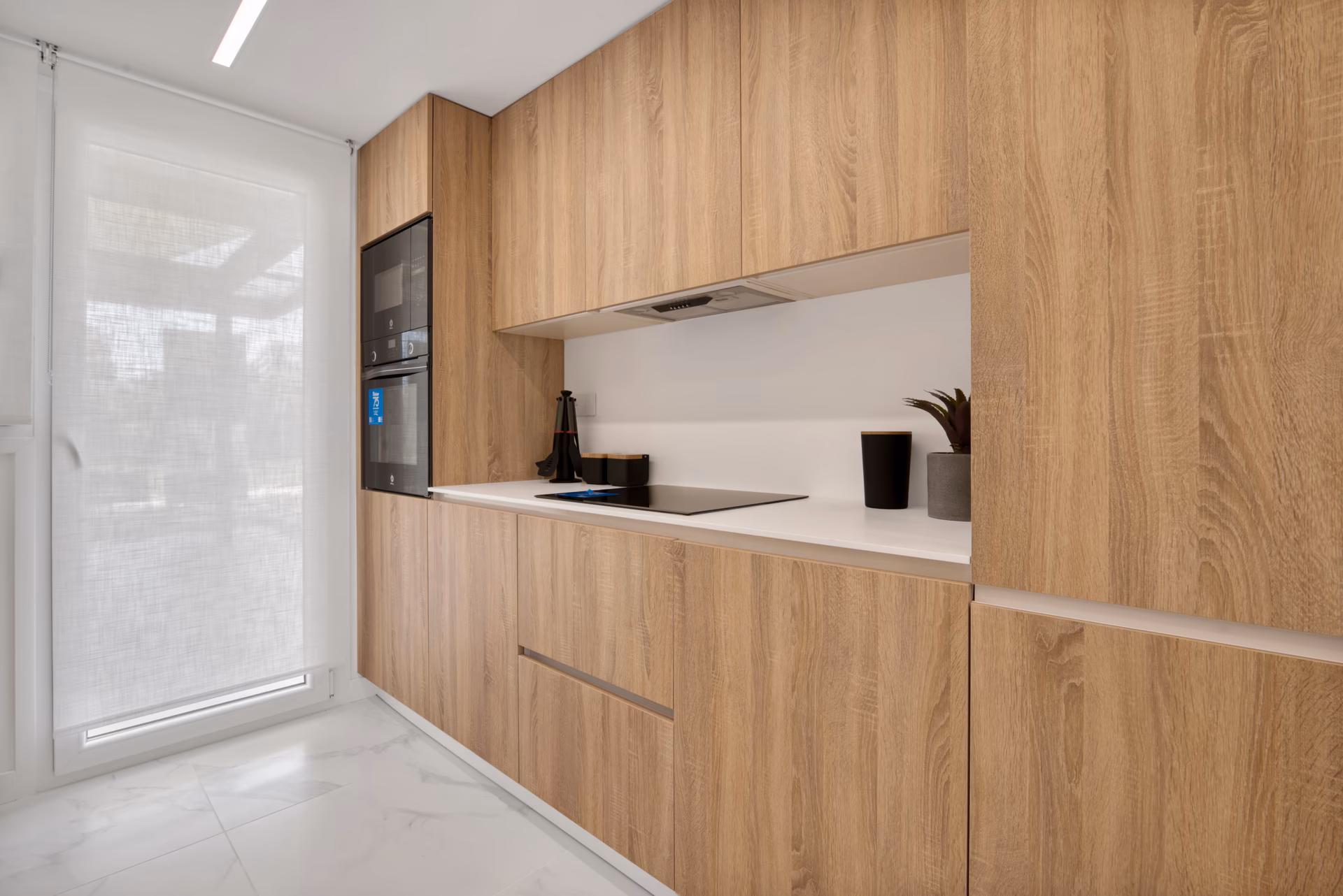 Cuisine en bois et blanc avec îlot