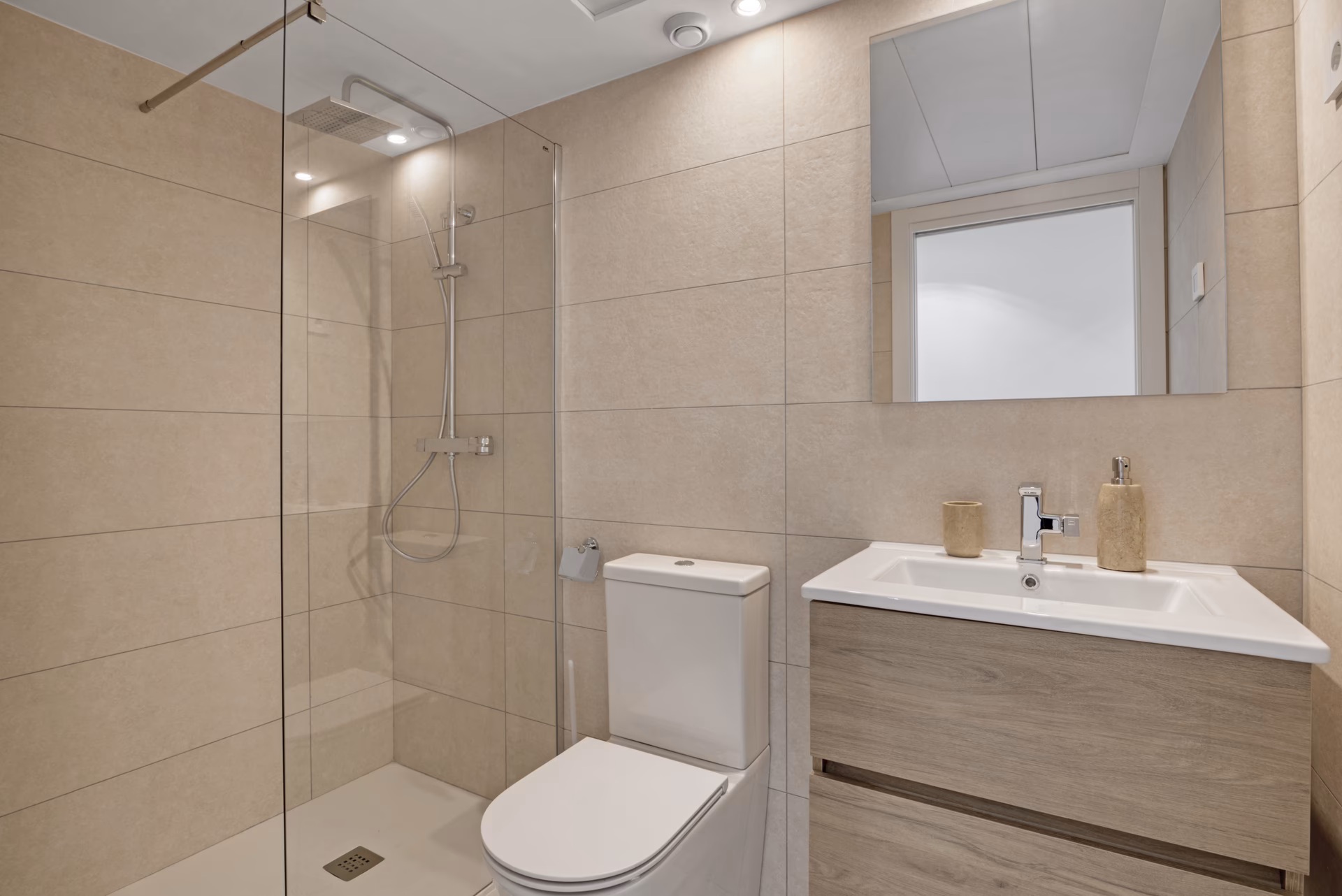 Salle de bains avec douche italienne