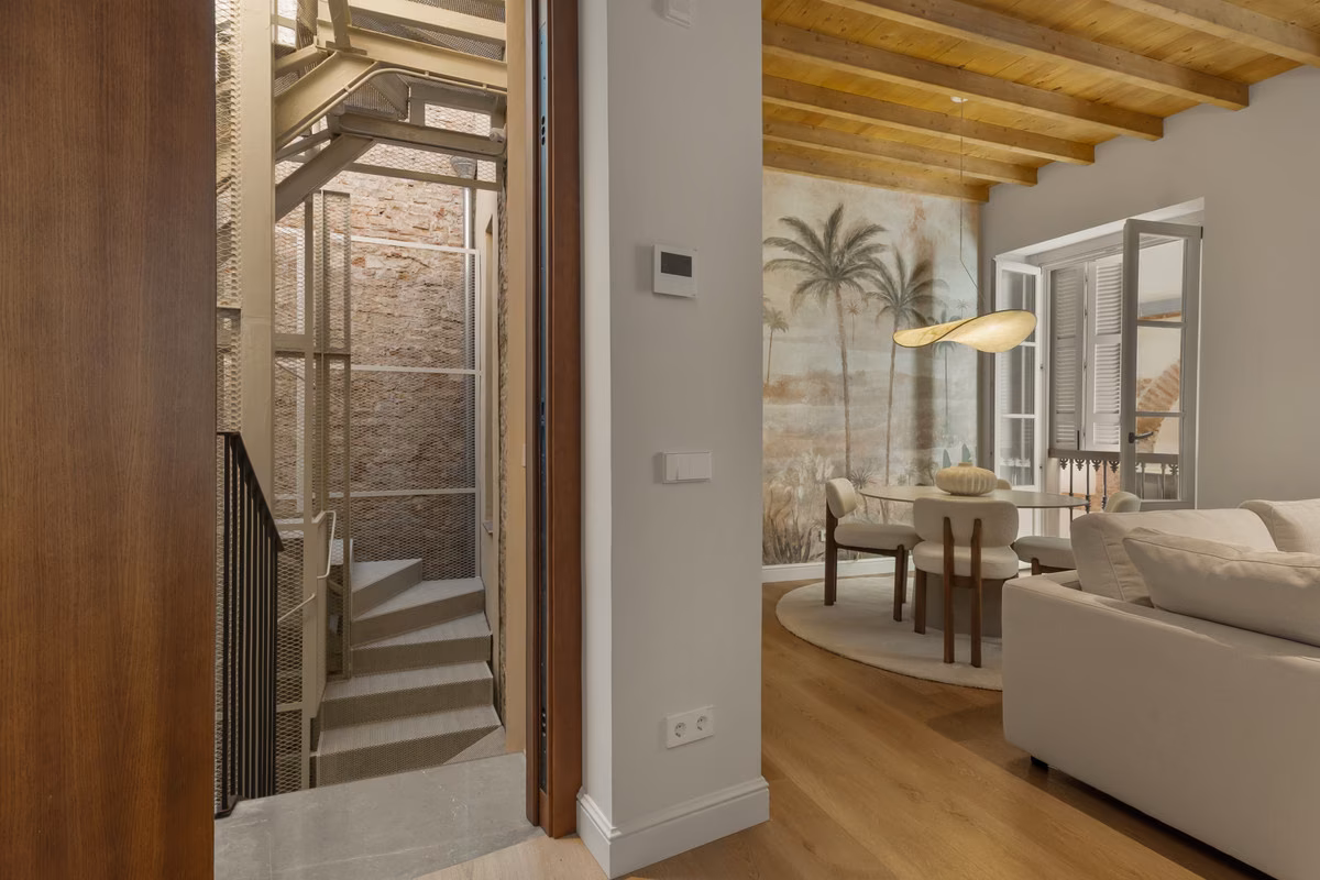 Sanierte Treppe des Hauses neben dem Wohnzimmer