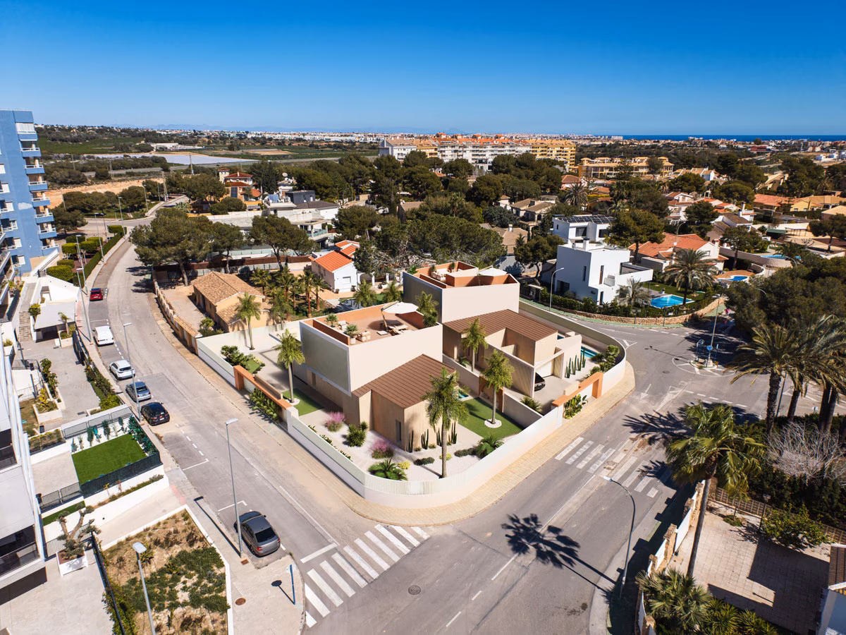 Luchtfoto van de hoekkavel in Campoamor met de zee aan de horizon