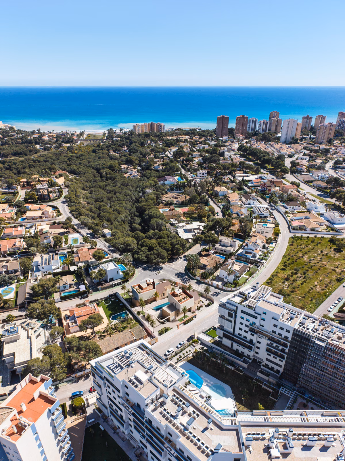 Luchtfoto van Campoamor richting de kust